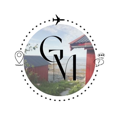 Logo du site internet. Image de deux maison rouge face à un fjord avec deux lettre majuscule par dessus : "GM". Un avion, un point de départ et des bulles de discussion sont également visible sur ce logo.